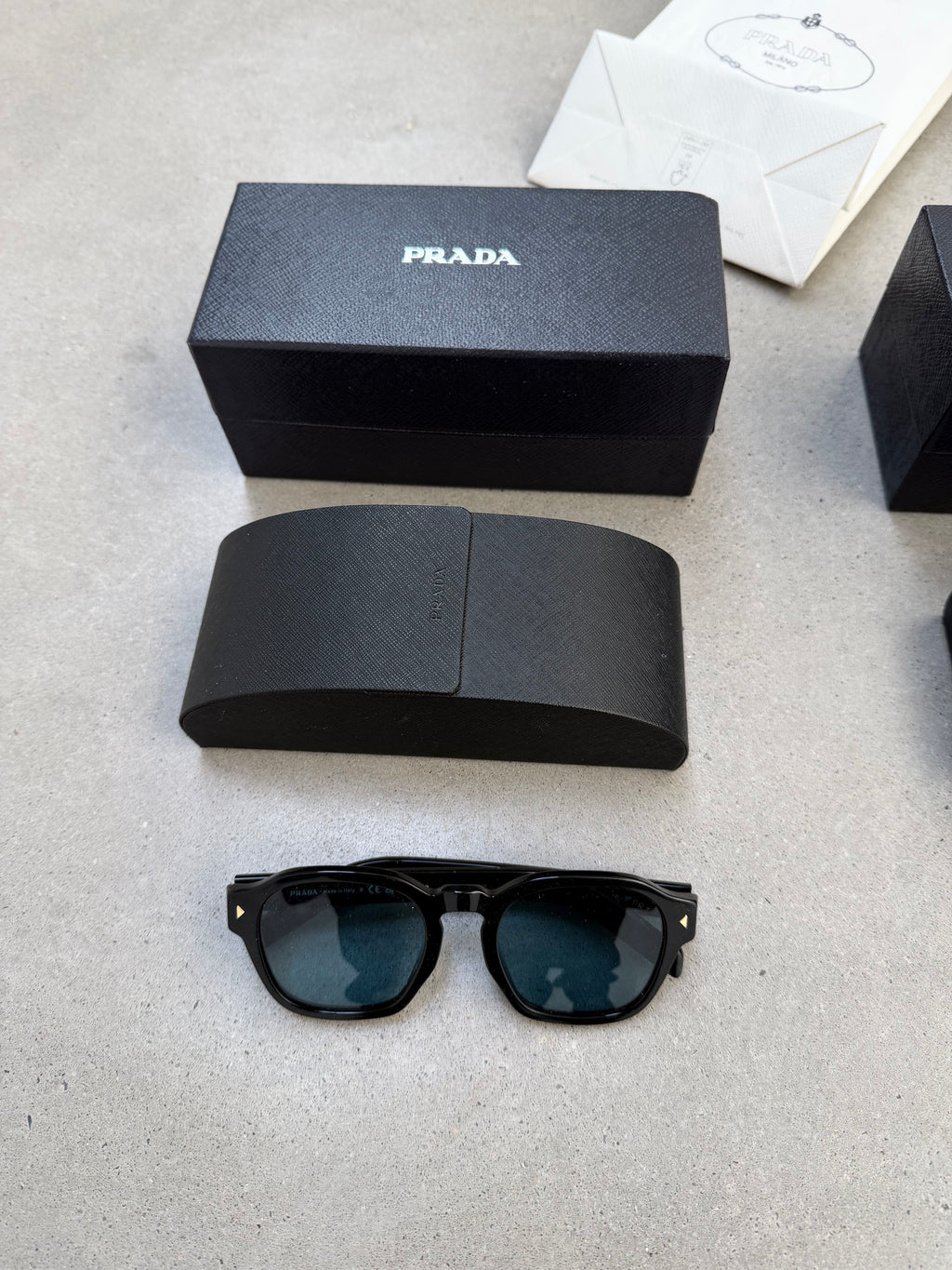 Prada SPRA16 Phantos Sunglasses - imagen 3