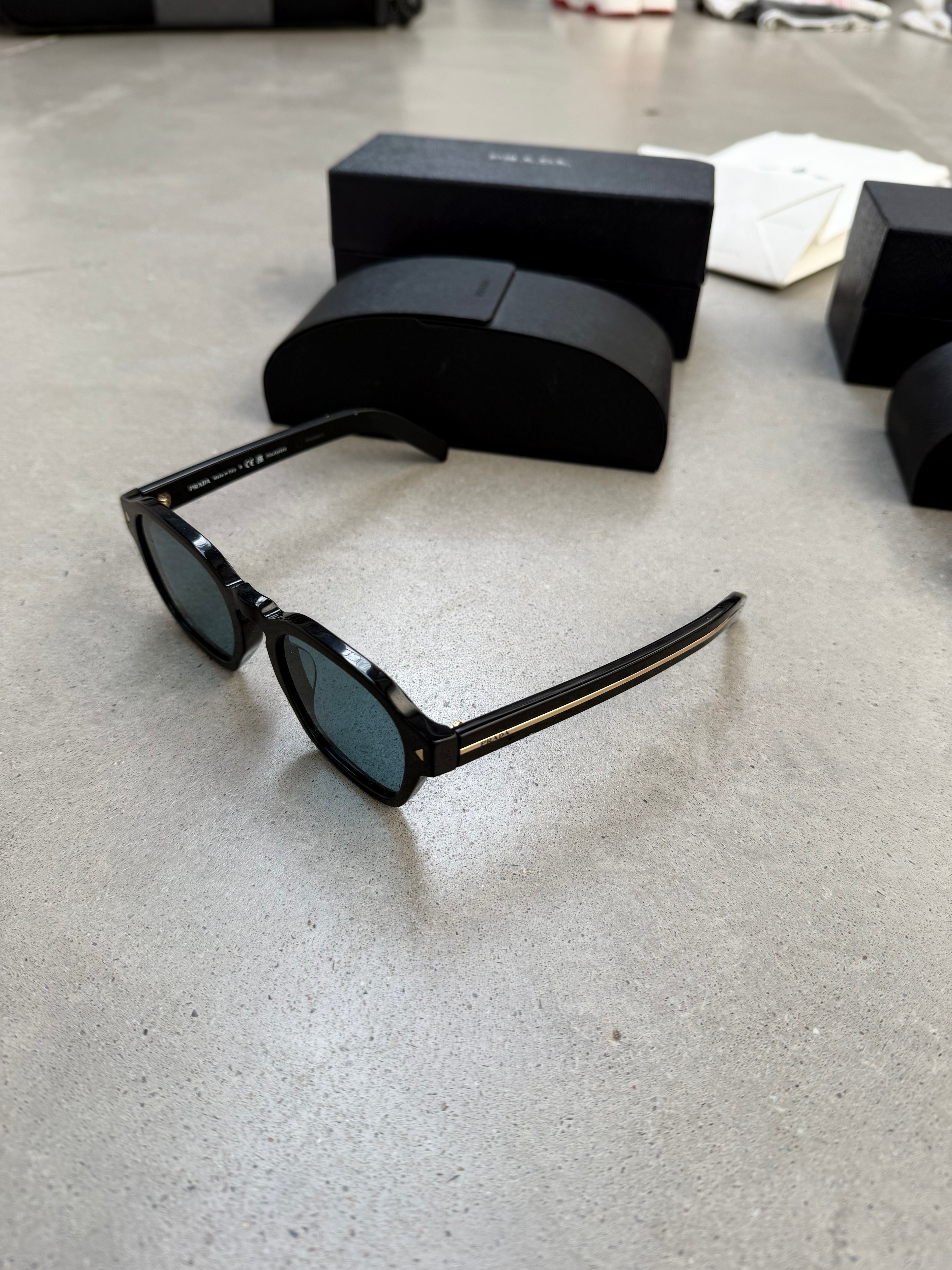Prada SPRA16 Phantos Sunglasses - imagen 4