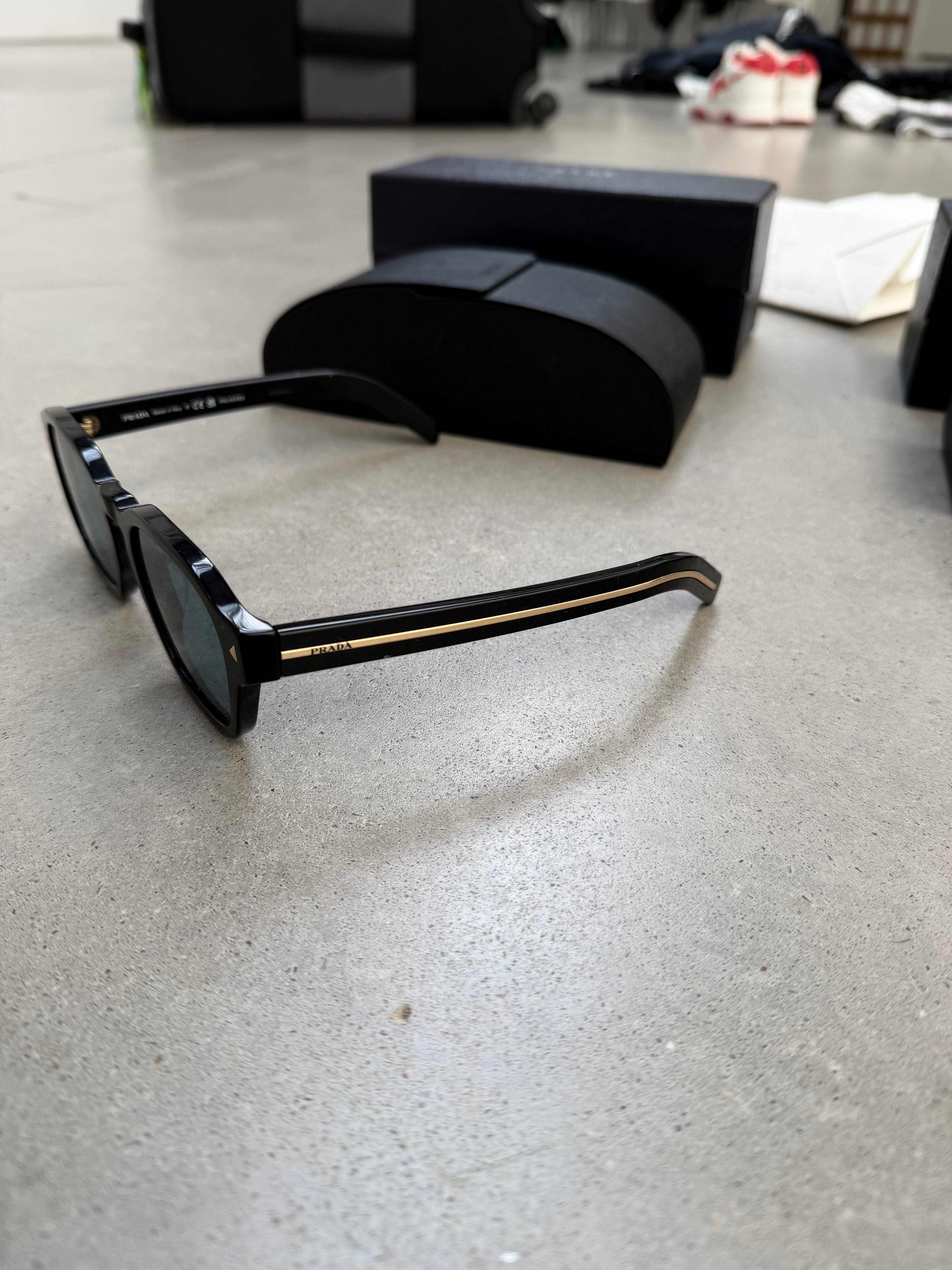Prada SPRA16 Phantos Sunglasses - imagen 5
